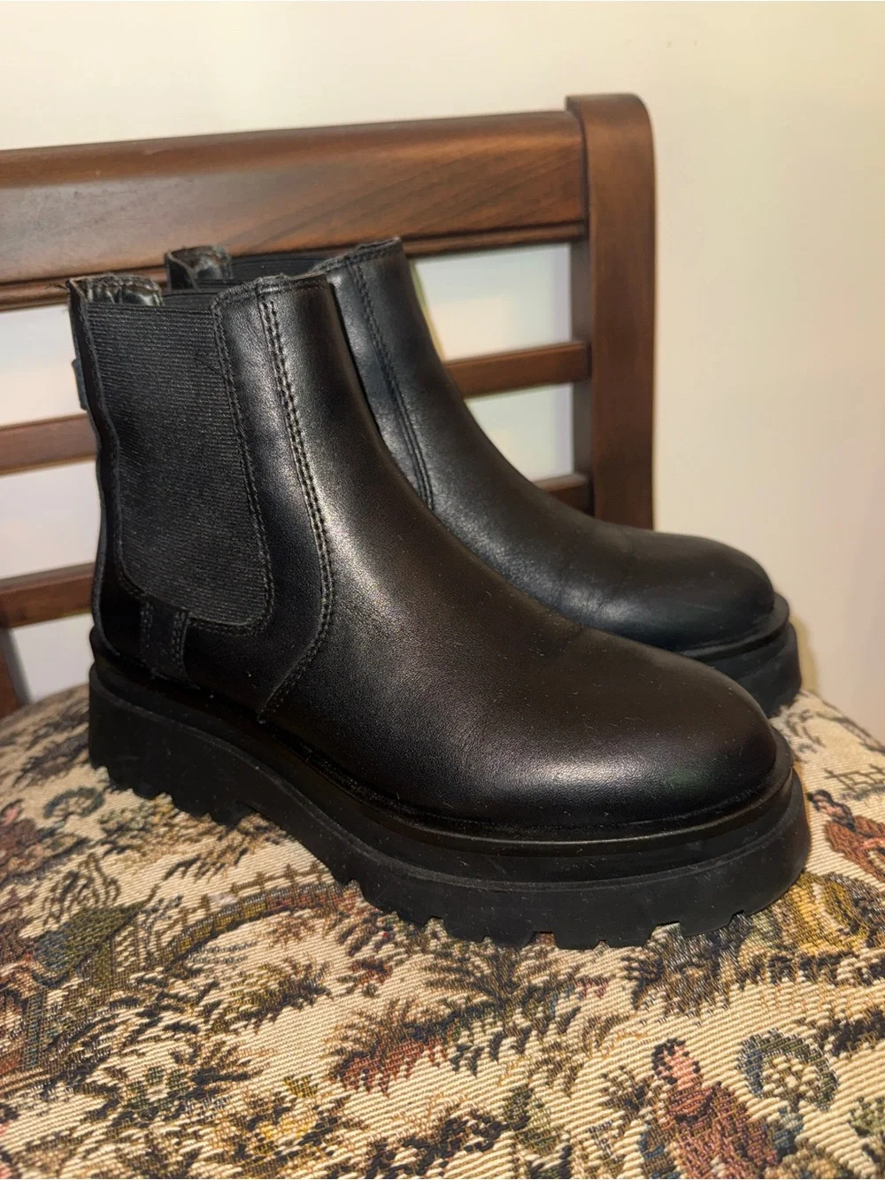 Aldo Black Chunky Lug Sole Chelsea Ankle Boots Water Resistant Women’s 7